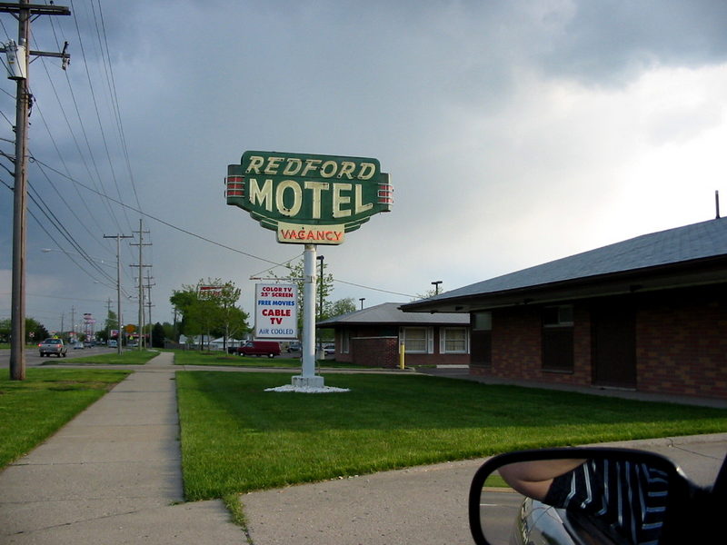Redford Inn & Jacuzzi Suites (Redford Motel) - May 2002 Photo Of Old Sign - Gone (newer photo)